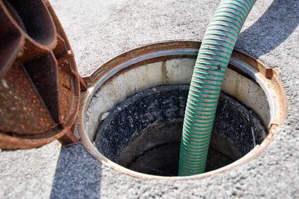 Faut-il remplir d’eau une fosse septique après vidange ?